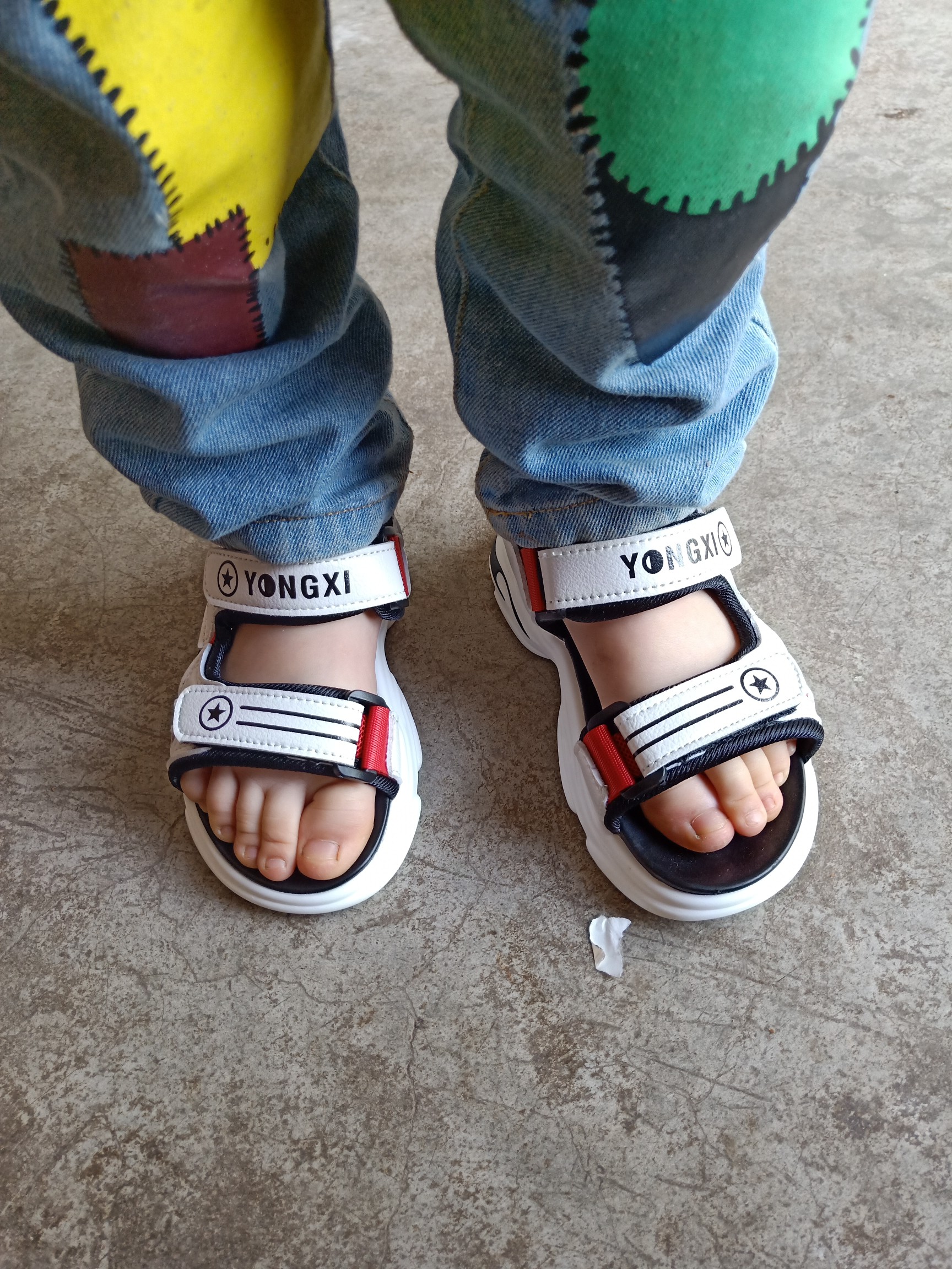 五年级小男孩凉鞋图片